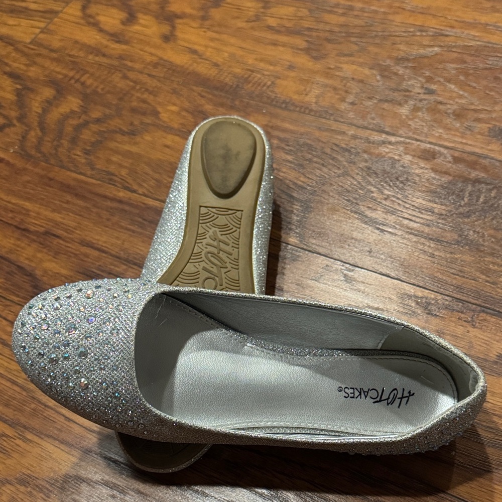 ****SOLD****Hot Cakes Shimmering Silver Flats - Picture 3 of 3
